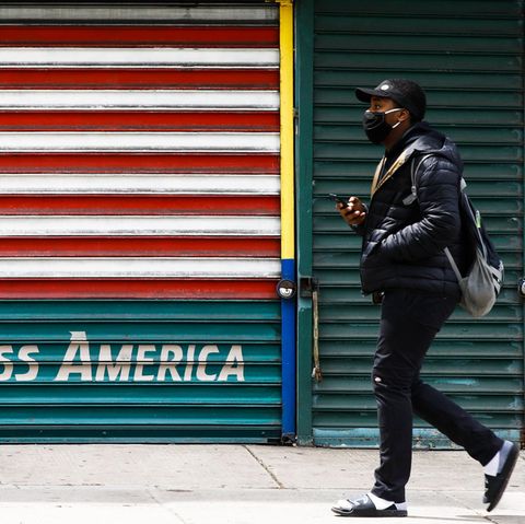 Ein Mann in Philadelphia trägt zum Schutz vor dem Coronavirus eine Maske