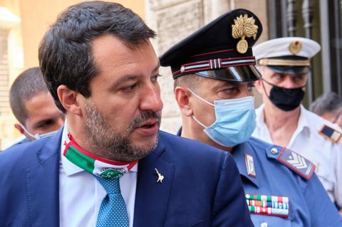 Matteo Salvini (l), der ehemalige Innenminister von Italien