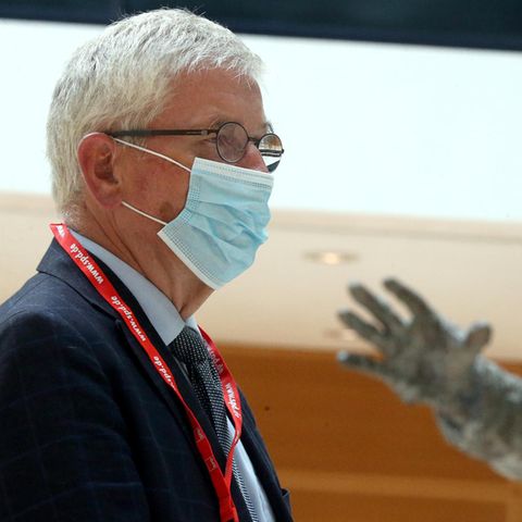 Buchautor Thilo Sarrazin mit Schutzmaske vor der Statue von Willy Brandt in der SPD-Zentrale