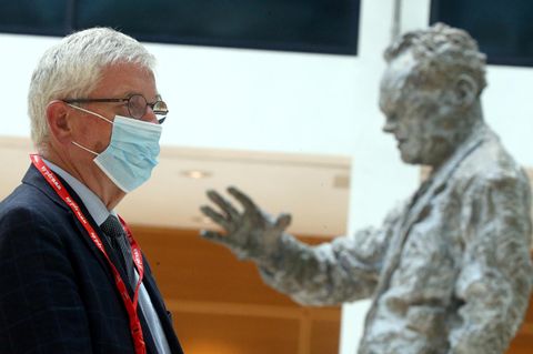 Buchautor Thilo Sarrazin mit Schutzmaske vor der Statue von Willy Brandt in der SPD-Zentrale