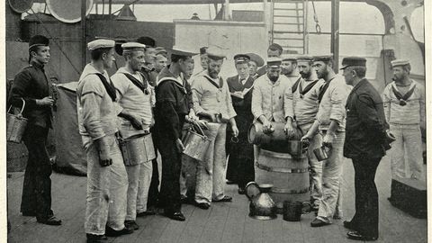 Matrosen der Royal Navy erhalten eine Tagesration Rum. Die Aufnahme stammt aus dem Jahr 1895 - an die Abschaffung des "Tot" war damals noch nicht zu denken.