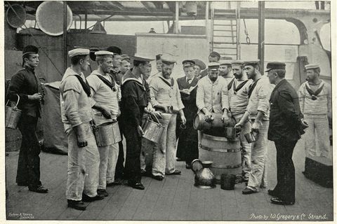 Matrosen der Royal Navy erhalten eine Tagesration Rum. Die Aufnahme stammt aus dem Jahr 1895 - an die Abschaffung des "Tot" war damals noch nicht zu denken.