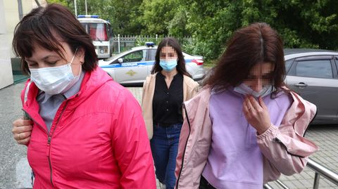 Angelina und Christina Chatschaturjan kommen beim Prozessauftakt in Moskau an.