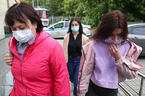 Angelina und Christina Chatschaturjan kommen beim Prozessauftakt in Moskau an.