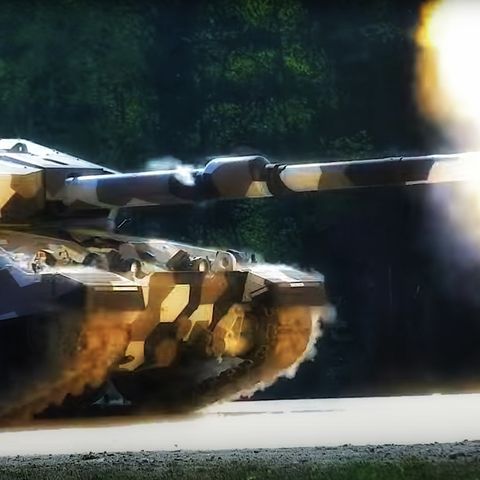 Die 130-mm-Kanone wurde auf einen alten Panzer montiert.