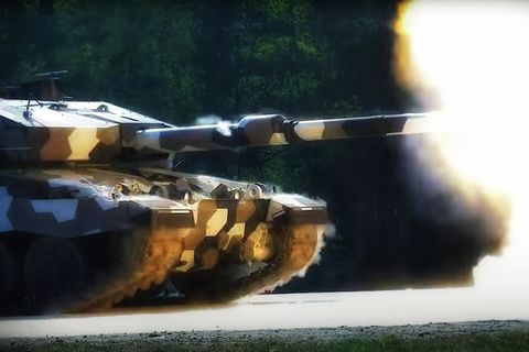 Die 130-mm-Kanone wurde auf einen alten Panzer montiert.