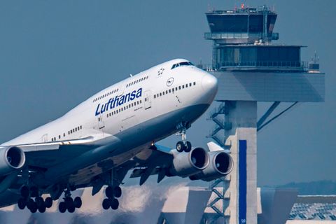 Eine Boeing 747 der Lufthansa startet vor dem Tower des Flughafens Frankfurt