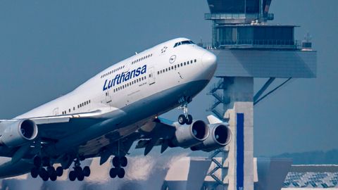 Eine Boeing 747 der Lufthansa startet vor dem Tower des Flughafens Frankfurt