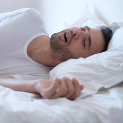 Was hilft gegen das Schnarchen? Tipps für Betroffene