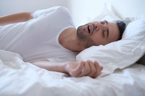 Was hilft gegen das Schnarchen? Tipps für Betroffene