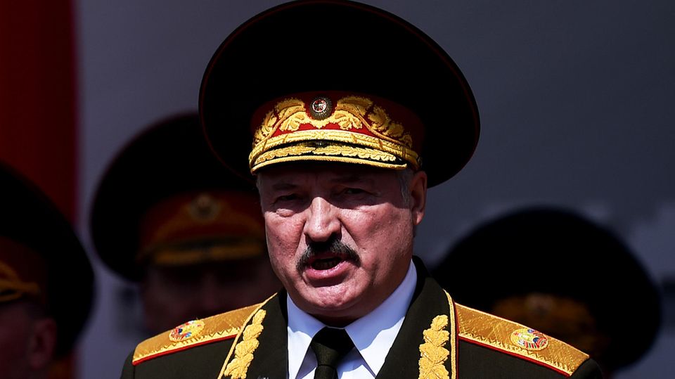 Minsk: Alexander Lukaschenko hält eine Rede bei einer Militärparade.