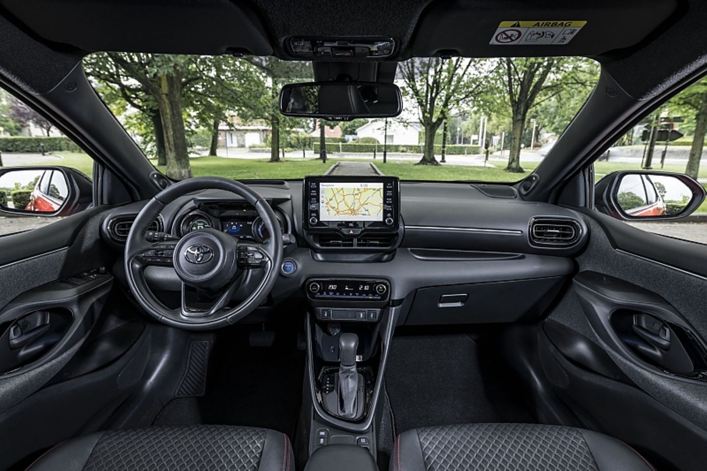 Im Zentrum des Cockpits steht der acht Zoll Touchscreen