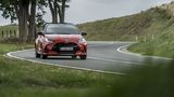 Das Fahrverhalten des Toyota Yaris Hybrid ist deutlich besser