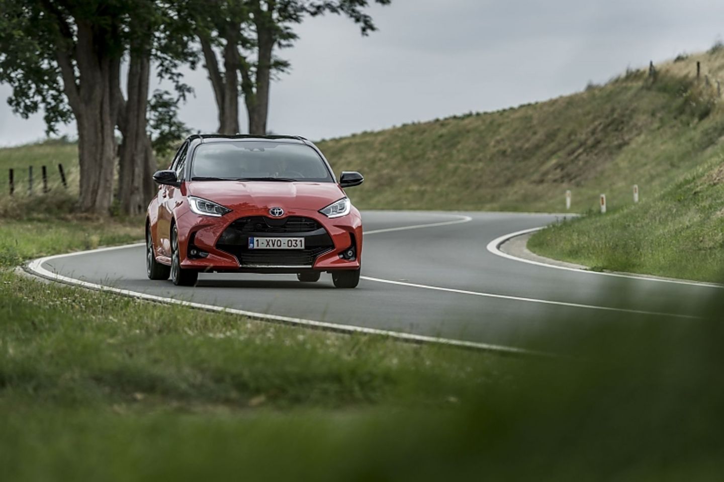 Das Fahrverhalten des Toyota Yaris Hybrid ist deutlich besser