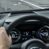 Das zehn Zoll Head-up-Display projiziert wichtige Informationen auf die Windschutzscheibe