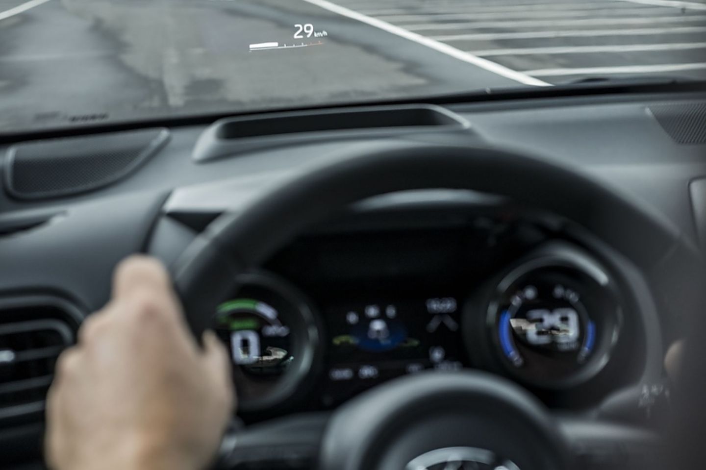 Das zehn Zoll Head-up-Display projiziert wichtige Informationen auf die Windschutzscheibe