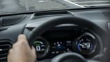 Das zehn Zoll Head-up-Display projiziert wichtige Informationen auf die Windschutzscheibe