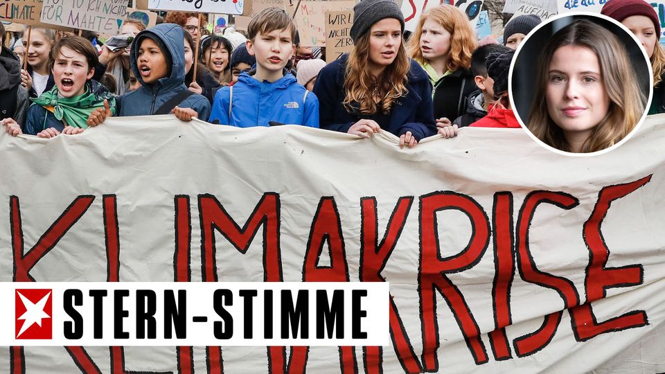 Junge Demonstranten bei einer Kundgebung der Bewegung Fridays For Future