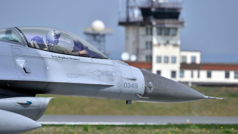 Rheinland-Pfalz, Spangdahlem: Ein Kampfflugzeug vom Typ F-16 Falcon, aufgenommen auf der US-Airbase.