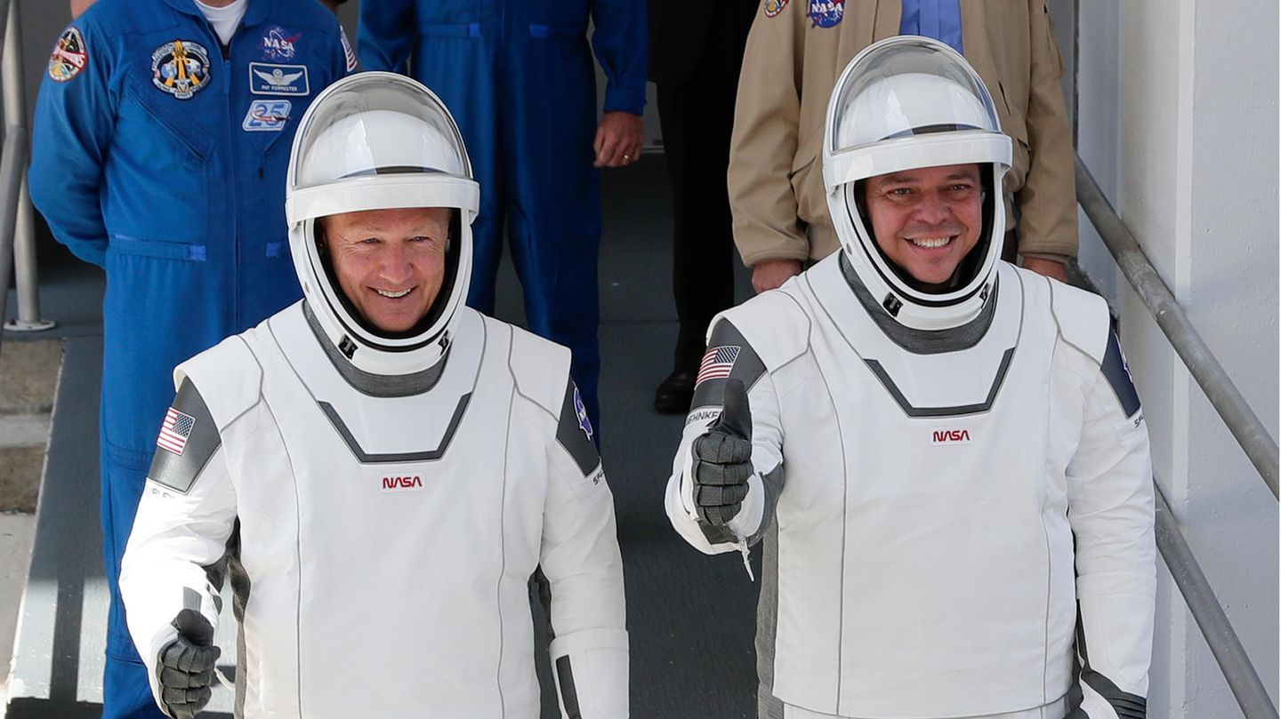 Die US-Astronauten Robert Behnken (r) und Douglas Hurley