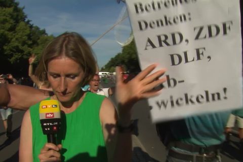 ntv-Reporterin Doro Steitz muss Dreh bei Corona-Demo in Berlin abbrechen