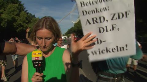 ntv-Reporterin Doro Steitz muss Dreh bei Corona-Demo in Berlin abbrechen