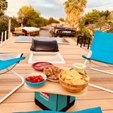 Das Sonnendeck ist der Clou am Strand.