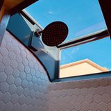 Das Bad hat eine Regendusche und eine große Dachluke.