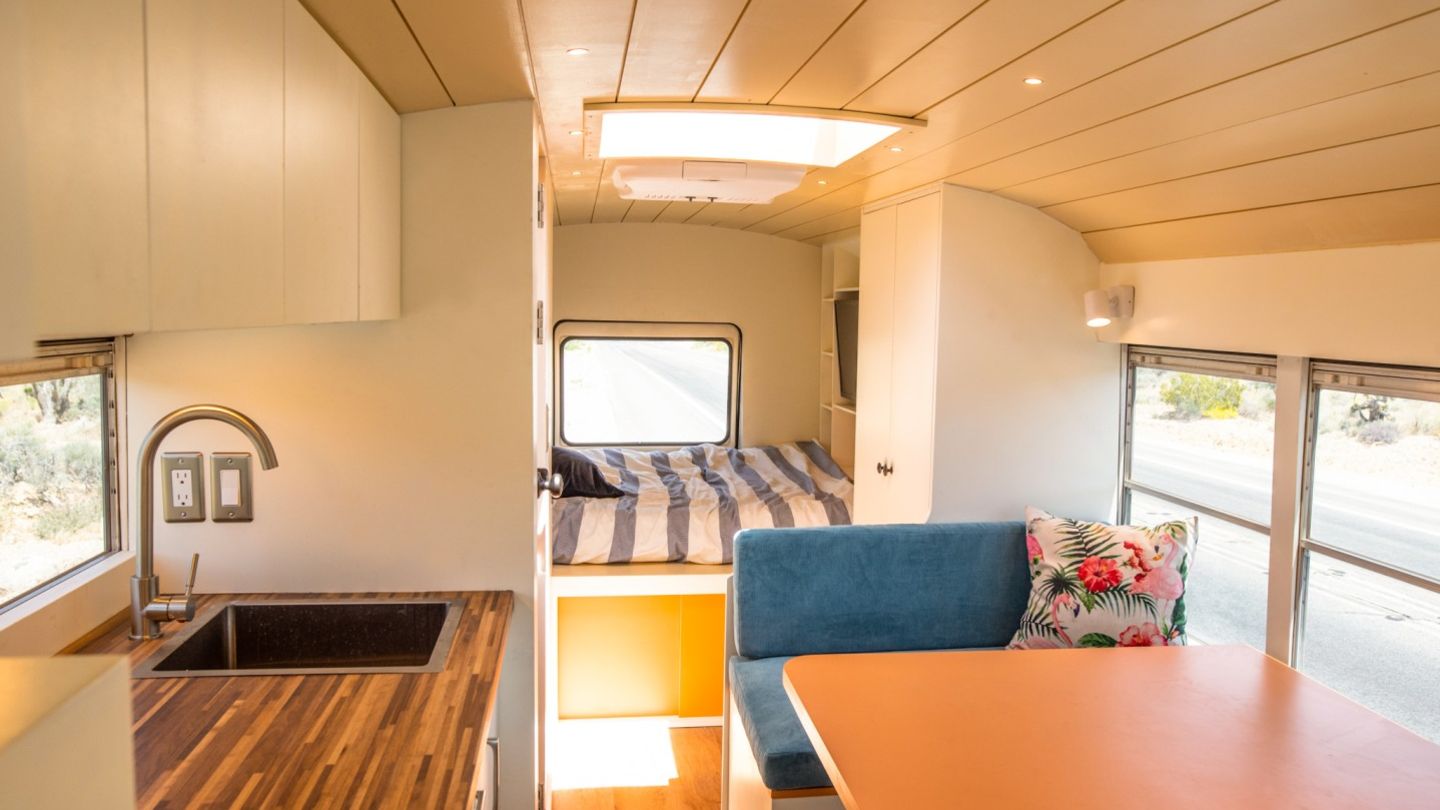 Blick in den Raum. Die Sitze vorn lassen sich nicht wie bei europäischen Campern drehen. 