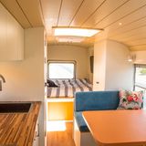 Blick in den Raum. Die Sitze vorn lassen sich nicht wie bei europäischen Campern drehen. 