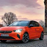 Der Opel Corsa e ist von seiner Größe schon ein Kompaktfahrzeug, wird in Eisenach gebaut und hat eine gute Batteriekapazität.