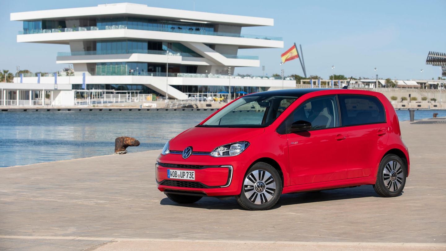 Der e-up von Volkswagen ist ein günstiger Stadtflitzer mit ausreichend Platz für vier Personen.