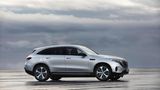 Der Mercedes EQC ist ein großer SUV mit einer ausgefeilten Aerodynamik. Seine große Batterie macht ihn langstreckentauglich.