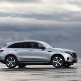 Der Mercedes EQC ist ein großer SUV mit einer ausgefeilten Aerodynamik. Seine große Batterie macht ihn langstreckentauglich.