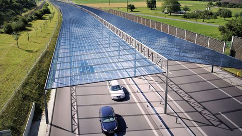 Mit Solarpanelen überdachte Straßen könnten einen Beitrag zur Energiewende leisten, doch es gibt noch einige Haken.