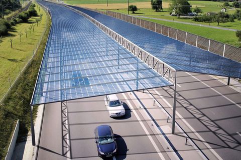 Mit Solarpanelen überdachte Straßen könnten einen Beitrag zur Energiewende leisten, doch es gibt noch einige Haken.