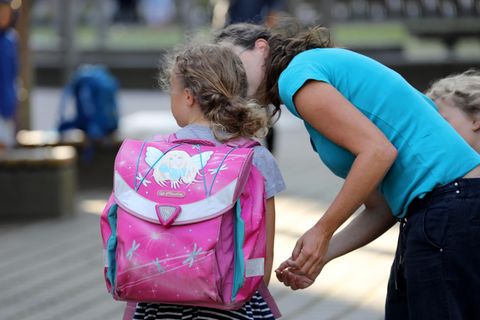 Eine Schülerin In Rostock wird von ihren Eltern vor der Schule verabschiedet