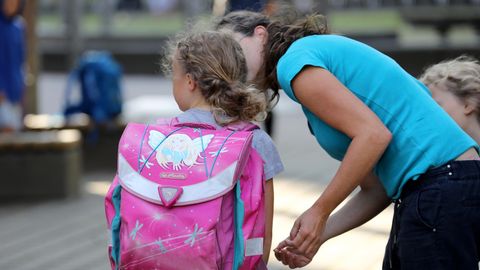 Eine Schülerin In Rostock wird von ihren Eltern vor der Schule verabschiedet