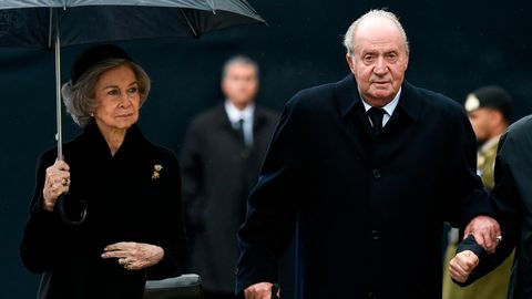 Juan Carlos und seine Ehefrau Sofia tragen schwarze Kleidung