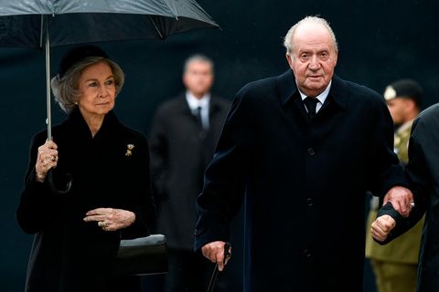 Juan Carlos und seine Ehefrau Sofia tragen schwarze Kleidung