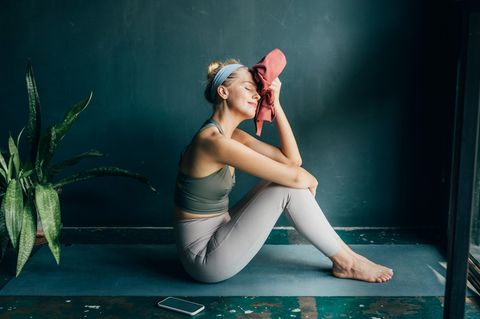 Corona Fitnessstudio: Eine Frau macht Yoga im eigenen Zuhause