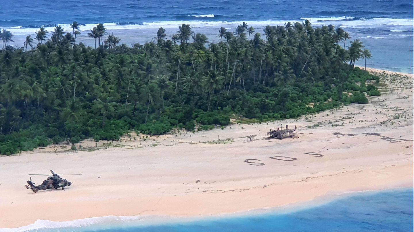 Ein weißer Strand mit großen SOS-Buchstaben