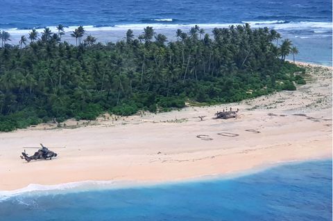 Ein weißer Strand mit großen SOS-Buchstaben