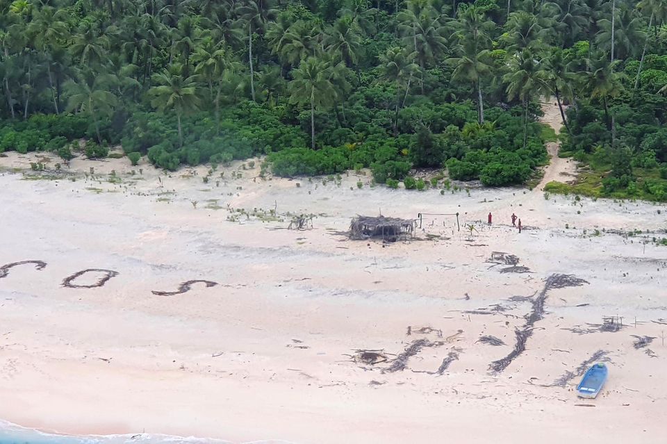 Pikelot Island Eine runde Hütte aus Buschwerk am Strand