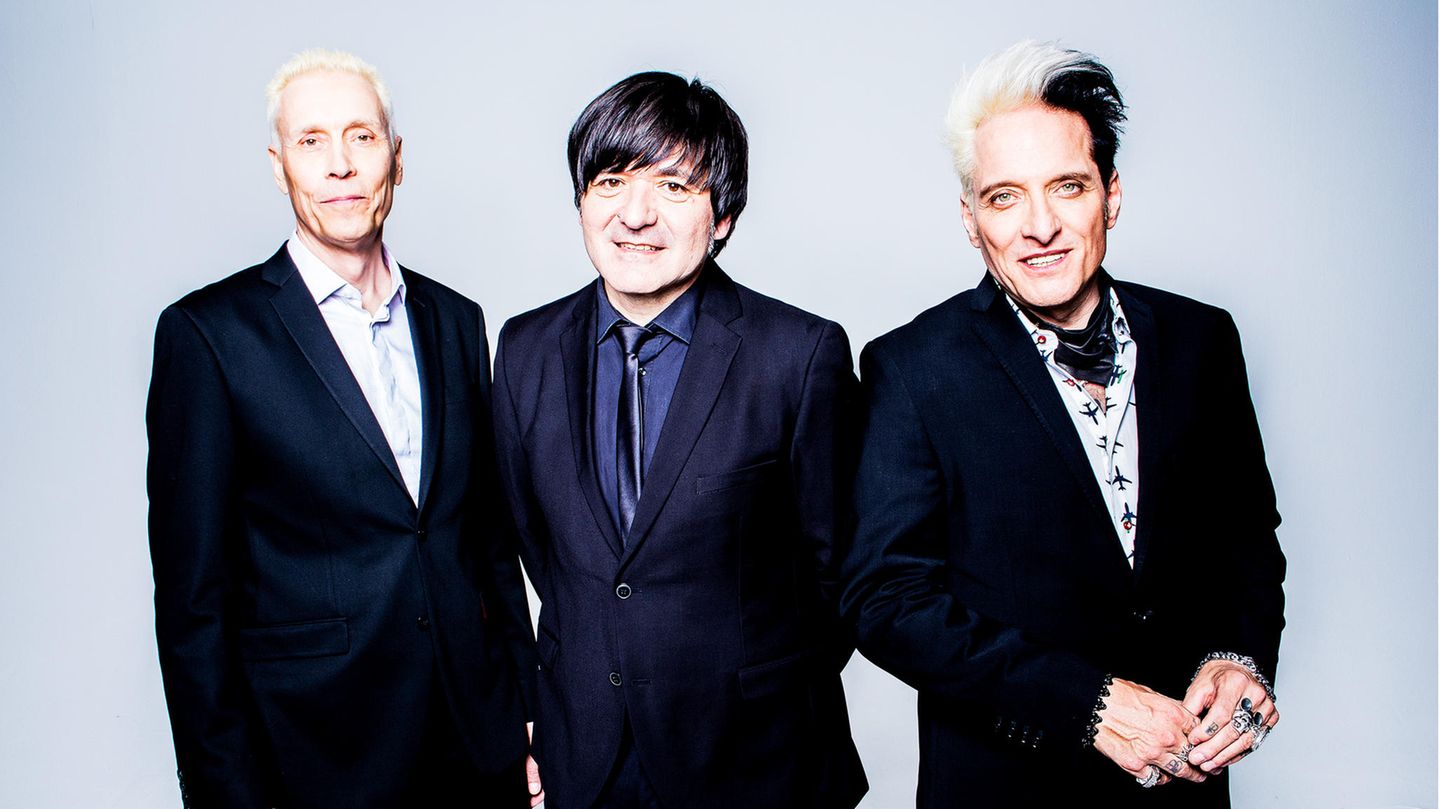 "Die Ärzte"-Mitglieder Farin, Rod und Bela in dunklen Anzügen