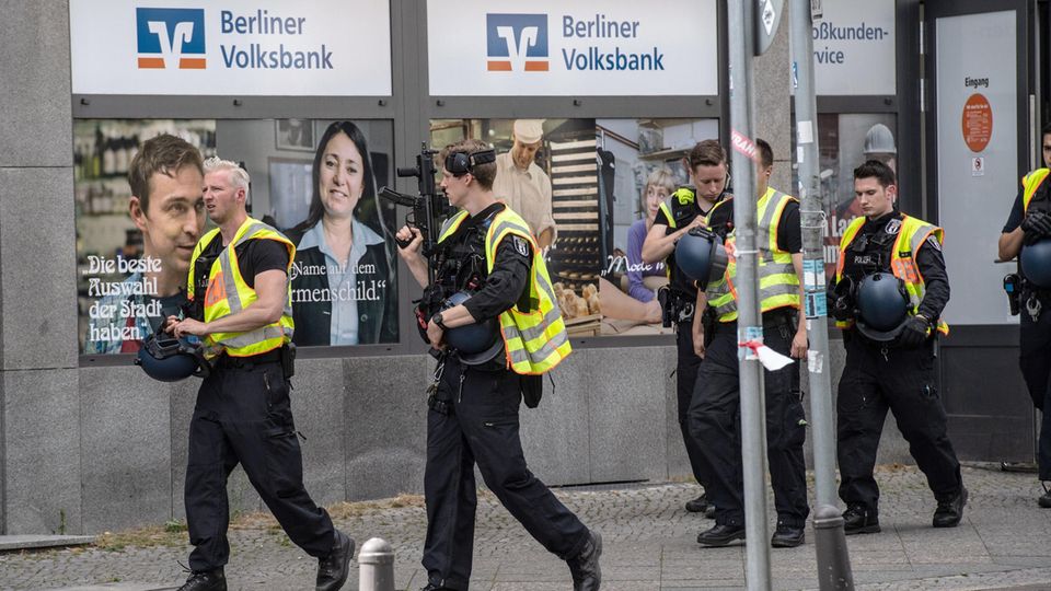 Bankuberfall In Berlin Polizei Sucht Bewaffnete Tater Stern De