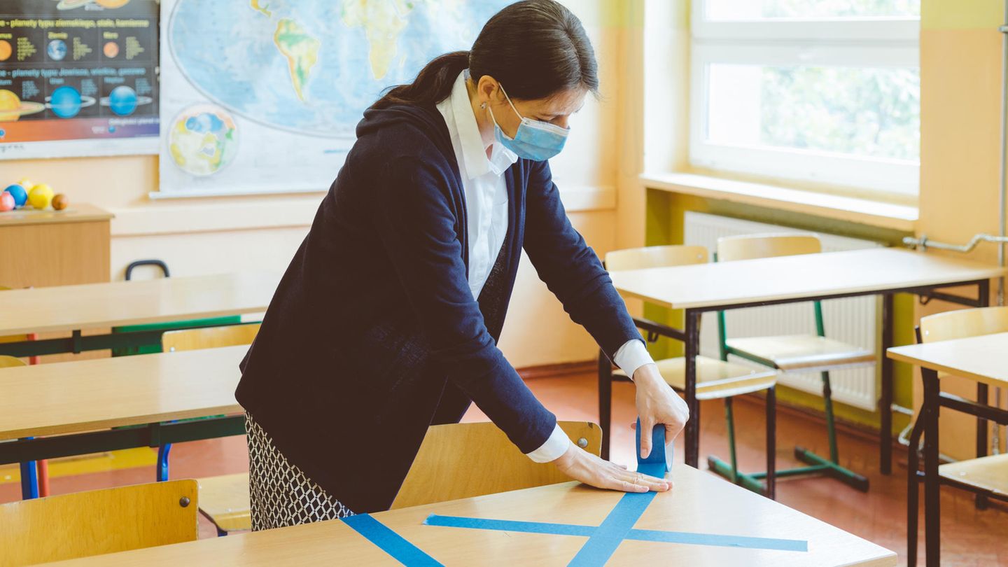 Schüler nimmt seine Lehrerin auf dem Schreibtisch ran Schüler nimmt seine Lehrerin auf dem Schreibtisch ran