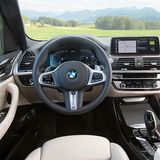 BMW Cockpit mit sichelförmigen Instrumenten