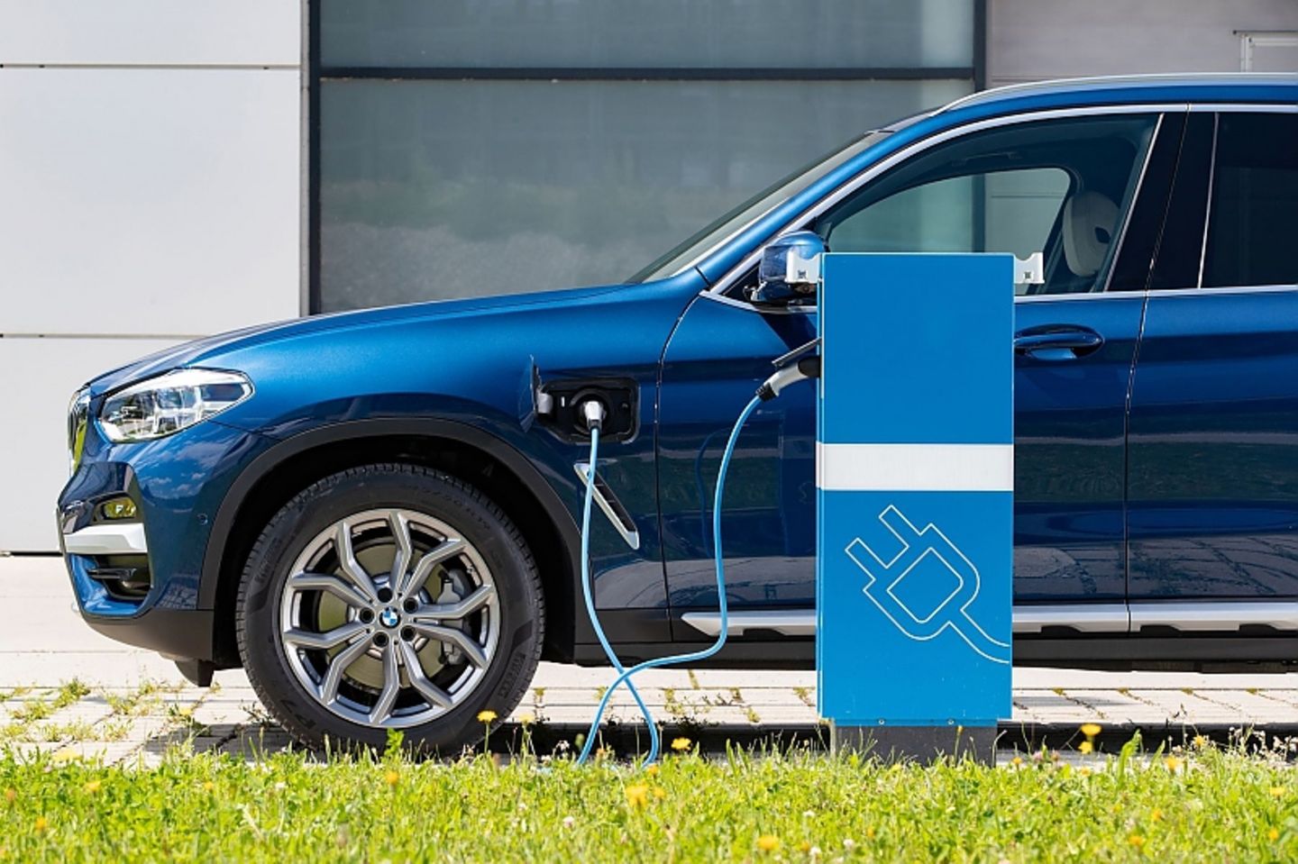 Die Batterie hat eine Kapazität von zwölf Kilowattstunden