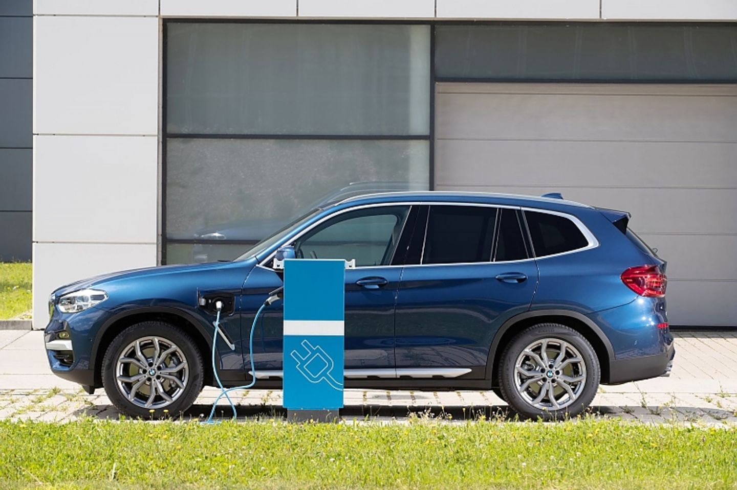 Nominell kommt der BMW X3 xDrive30e rein elektrisch 55 Kilometer weit